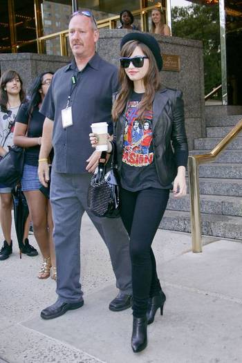 04 - Outside her New York Hotel - August 11th 2008