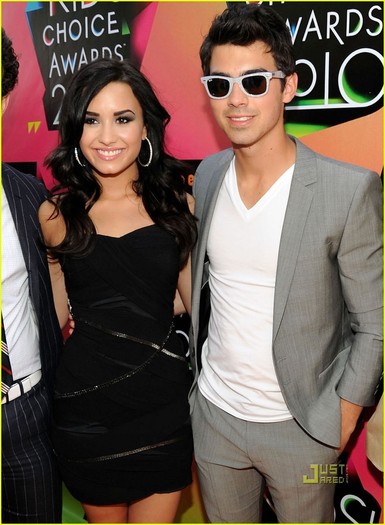 Joe-Jonas-Demi-Lovato-Kids-Choice-Awards-2010-joe-jonas-11135816-895-1222[1]