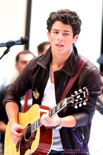 nick_jonas_2469360