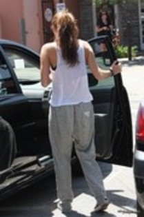 26264342_DDHHXFAGN - x Leaving Coffe Bean in Toluca Lake