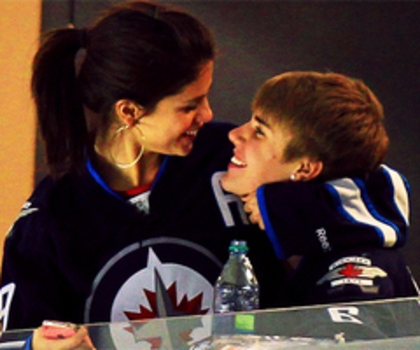 tumblr_ltj5f3kuN01qcby6mo1_500_thumb - x - Sweet Kisses For Selena Gomez At Hockey - x