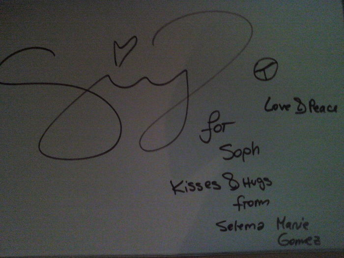 PFPDVVEOMEAAVGIJZJZ - My autograph from Selena GomezXOXOXO