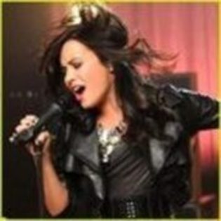 21061329_PEGCRMGER - demi lovato concertes