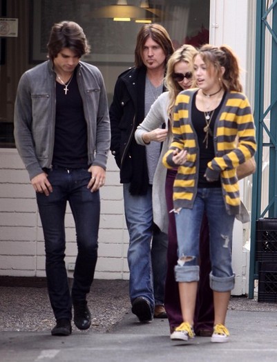 Miley Cyrus Family Out Lunch hTxSfxnLbfZl - with family