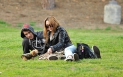 05 02 At Griffith Park in LA with Josh Bowman - Miley Ray Cyrus (23)