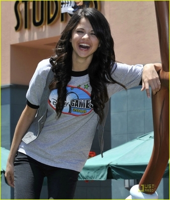 normal_selena-gomez-mickey-mouse-01