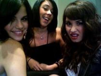 PHOKAEUPIJCQRFMSKBW - me-selena and marissa