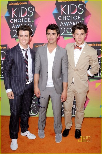 Jonas-Brothers-Kids-Choice-Awards-2010-with-Girlfriends-joe-jonas-11135779-809-1222[1] - Jonas Brothers at Kids Choise Award with Girlfriends