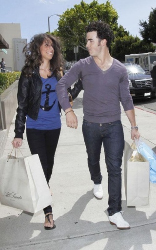 normal_MQ010 - Kevin and Danielle-Out shopping in Beverly Hills