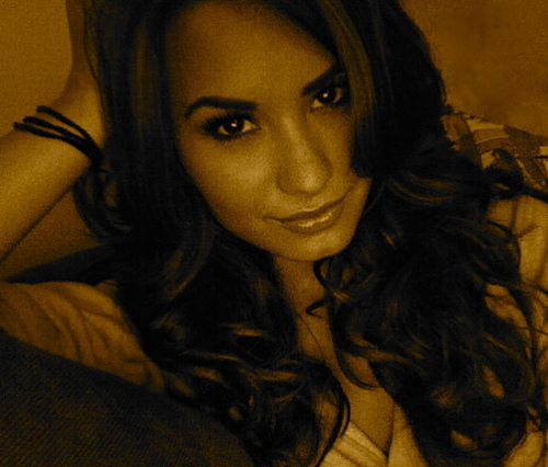 Demi's new twitter picture