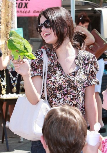 Selena+Gomez+Family+Out+Farmers+Market+e3nsvOycKpLl