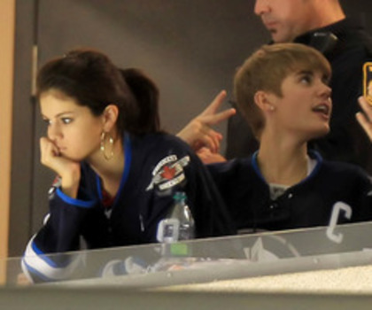 tumblr_ltjoliDxxs1qa6i1co1_500_thumb - x - Sweet Kisses For Selena Gomez At Hockey - x