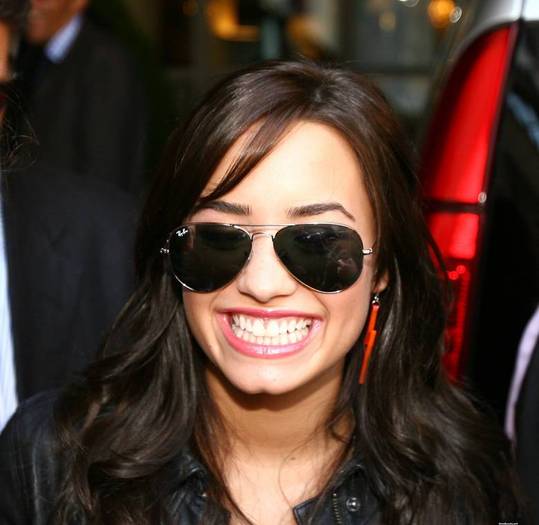 smile - At her London Hotel - April 24th 2009
