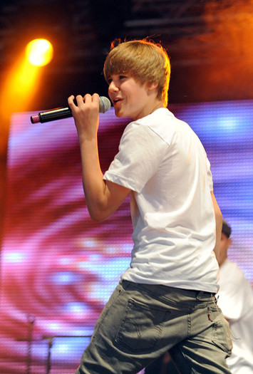  - Justin Performs at BBC Radio One