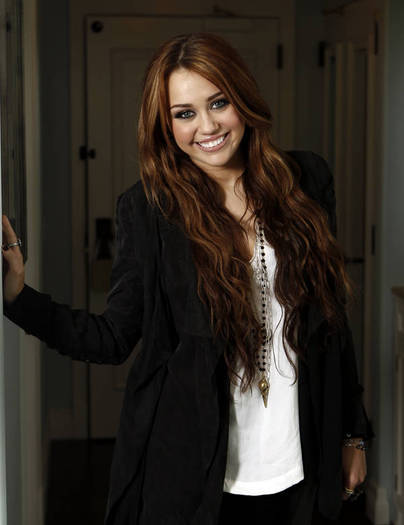 Miley-Cyrus_COM_LastSongPressConference_PhotoSession_05 - The Last Song Press Conference - March 13th 2010 - Photo Session