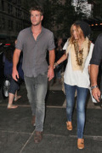 17025188_XJVPCOBZB - Miley Cyrus and Liam Hemsworth Out and About