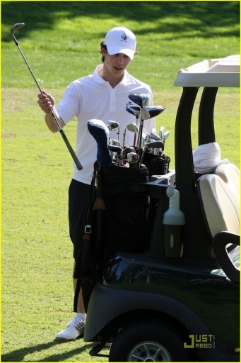 normal_nick-jonas-golfing-guy-03