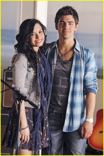 Jemi-shooting-the-music-video-for-Make-a-Wave-15-02-10-jemi-10483280-343-512