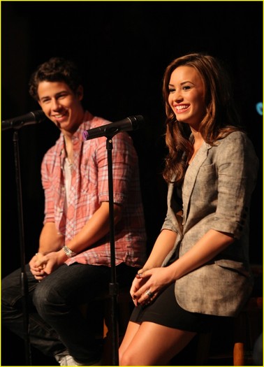 demi-lovato-jonas-chat-chicago-23 - JB and Demi-chat in Chicago