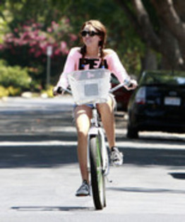 PJIELRSGEYAPRYPTHOV - Miley Cyrus Family Bike Ride