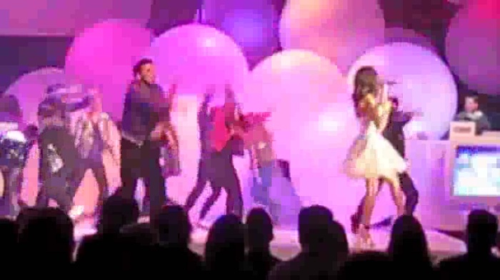 SELENA GOMEZ Performs Live with BELLA. ZENDAYA and Entire SHAKE IT UP Cast! 082