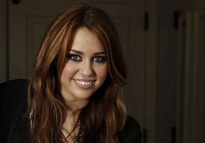 Miley-Cyrus_COM_LastSongPressConference_PhotoSession_08 - The Last Song Press Conference - March 13th 2010 - Photo Session