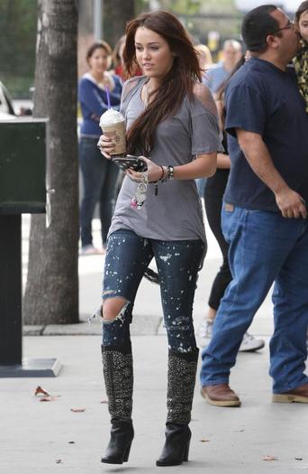 miley-cyrus-paint-splattered-jeans-2