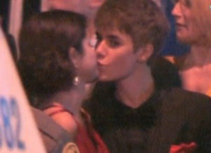 Justin_Bieber_Selena_Gomez_kiss[1]