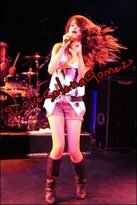 Selena Gomez in Concert (11)
