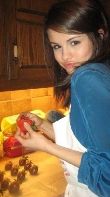 normal_Selena_Gomez_Strawberries