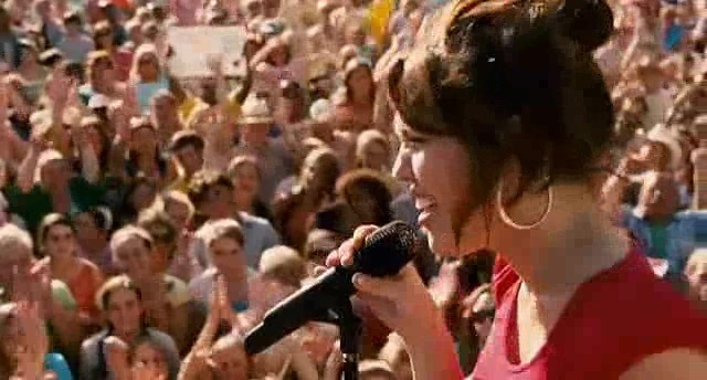miley ray cyrus (5) - miley cyrus in hannah montana the movie singing the climb