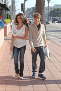 31454148_DYKJOOGGU - X Selena Gomez and Justin Bieber at the Santa Monica Pier