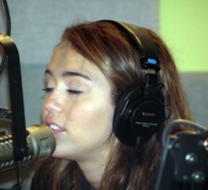 28081520_QDCQAGVBM - x Miley at The Elvis Duran Show