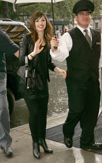 03 - Outside her New York Hotel - August 11th 2008