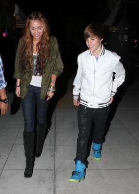  - 13-05-10 MileY and Justin