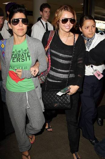 Miley-Cyrus_COM_LAXAirport_8Sept2010_04