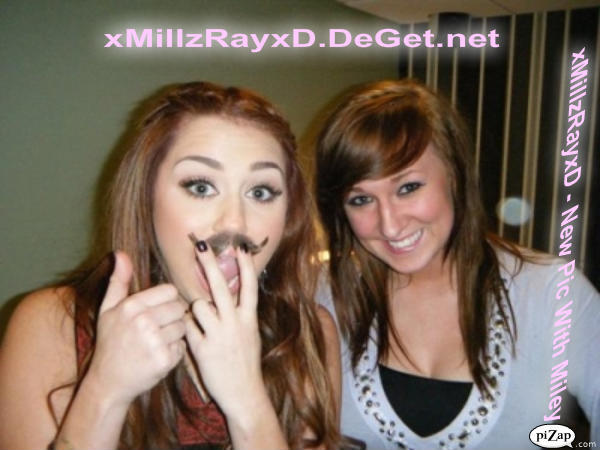 > At SNL with a fan xD ILY Milleey :x <