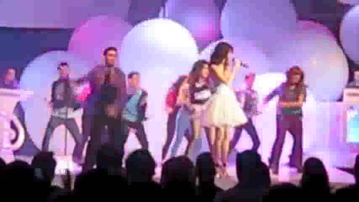 SELENA GOMEZ Performs Live with BELLA. ZENDAYA and Entire SHAKE IT UP Cast! 054