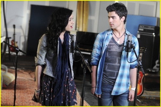 normal_joe-jonas-demi-lovato-sing-oceans-14