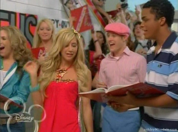 ashleyMtisdale_com-highschoolmusical2-whattimeisit-218