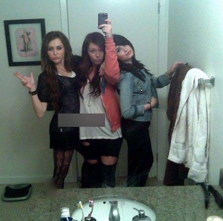 demi-lovato-and-miley-cyrus-bathroom-2