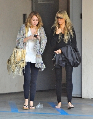 At a salon in Toluca Lake [26th November] (5) - 0 - Some Photos - 0