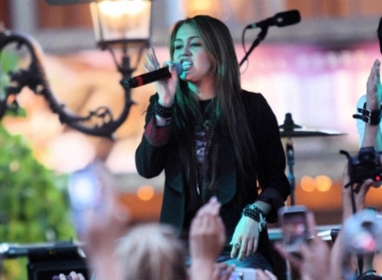 Miley Cyrus (10) - 0 Miley Cyrus-Mitchel Mussos Free Concert at The Grove 0