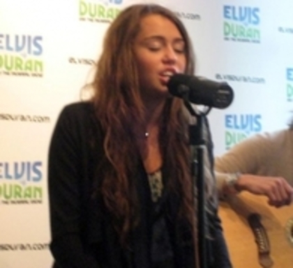 28081546_GHMCFHKMQ - x Miley at The Elvis Duran Show