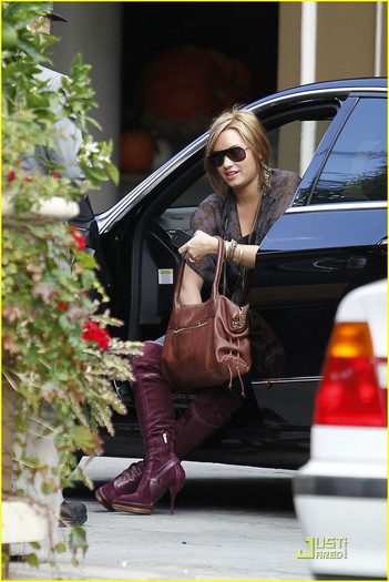 demi-lovato-purple-boots-01