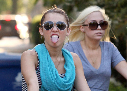 miley_cyrus_peddles_away_main_2828