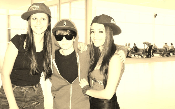 Pimpin at the airport in adelaide, 2 freakn beliebers wearing purple lol.