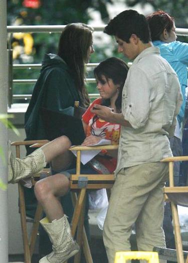 selena_gomez_and_david_henrie_are_dedicated_to_fans