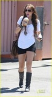 WEXWKSJBWMSVMBOARCG - Miley Cyrus Cools Down With Coffee Bean