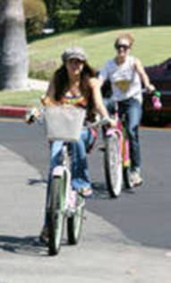 24866538_GUGDBQBIV - x Emily si Miley cu bicicleta